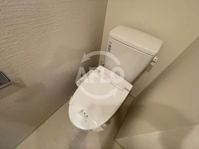 トイレ　ラシュレエグゼ本町　温水洗浄便座