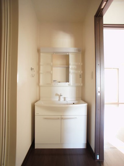 洗面設備　洗髪洗面化粧台と洗濯機置き場があります♪