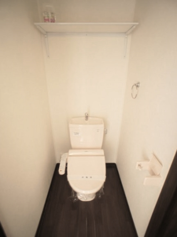 トイレ　温水洗浄暖房便座機能付きです♪