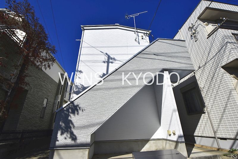 建物外観　駅から明るい道で帰れます