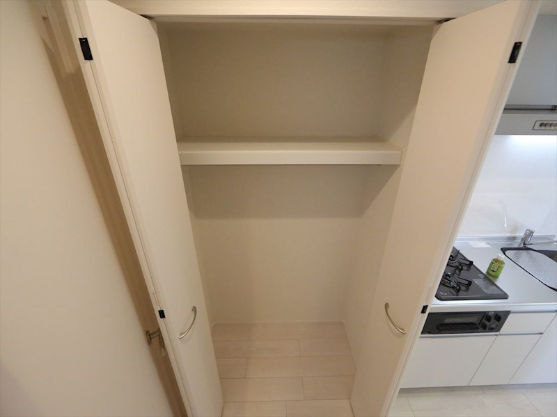 玄関　クローゼット（収納充実してます）同型写真