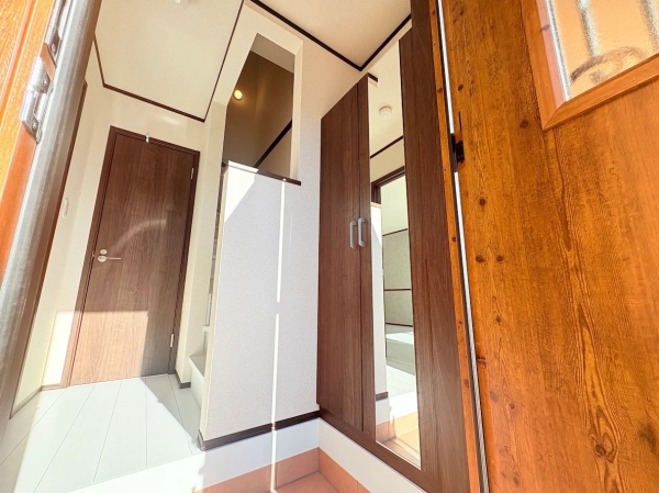 玄関　※同物件別号室写真となります。