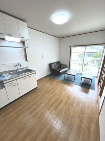 居室・リビング　反転間取りの別部屋の写真です。