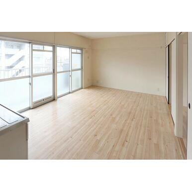 居室・リビング　※写真は同シリーズ類似物件を含む為現況優先とさせて頂きます