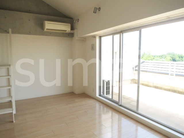 居室・リビング　日当たりの良いリビングルームです♪