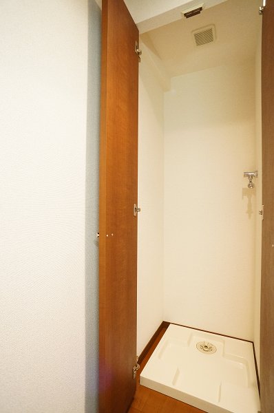 その他　洗濯機置き場はキッチンの後ろ！扉もあります♪