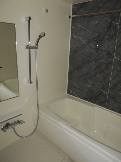 バス・シャワールーム　追焚機能付浴槽・浴室乾燥機完備