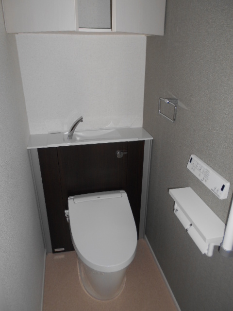 トイレ　温水洗浄便座完備・小物収納棚あり