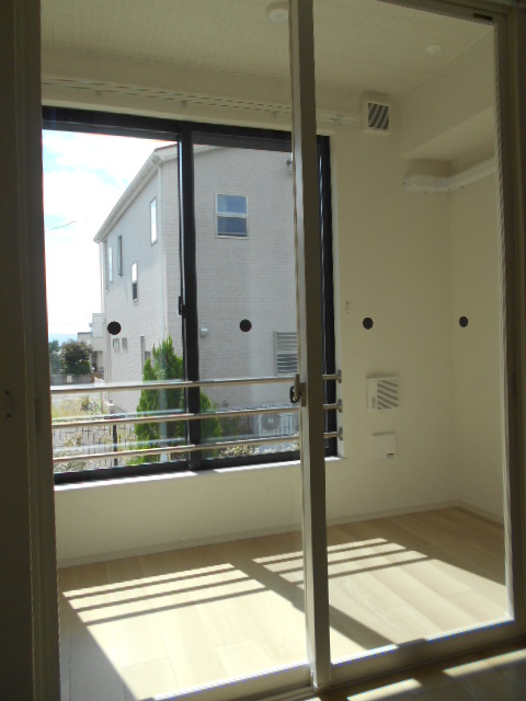 バルコニー　南面サンルーム（２．１畳）完備・照明設備あり