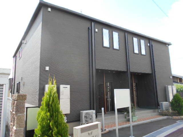 建物外観　建物玄関側（北面）を北東方向より撮影