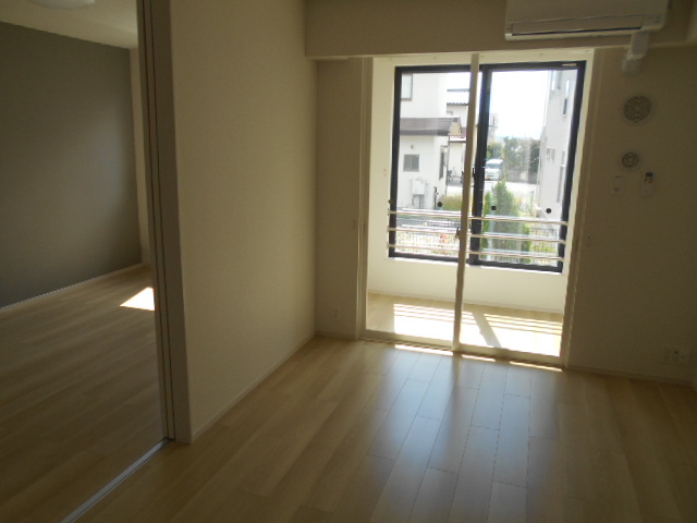 居室・リビング　南面リビング（エアコン完備）・全室照明付き