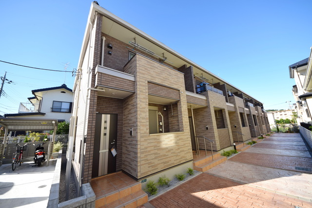 建物外観　～青い空、白い雲～