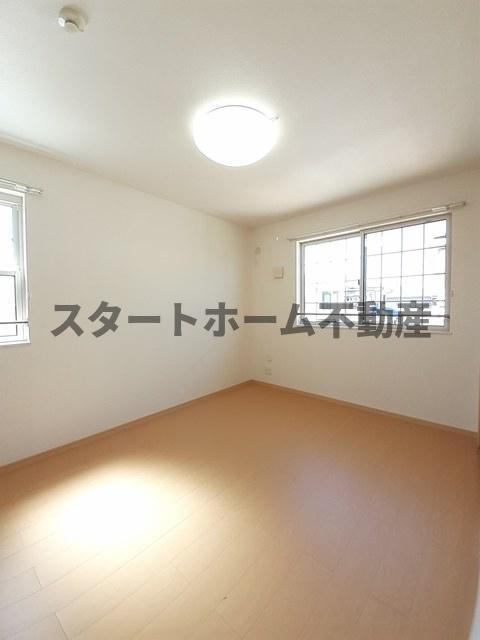 その他部屋・スペース　落ち着いた色調の寝室です