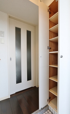玄関　収納棚あり玄関もすっきりと