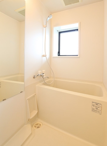 バス・シャワールーム　清潔感あるバスルームです