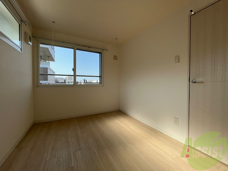 その他部屋・スペース　寝室はこちらです。光が差し込む、温かみのあるお部屋です。