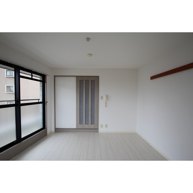 居室・リビング　南向き2面採光の8帖の洋室です♪