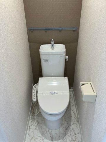トイレ　トイレは温水洗浄便座付き♪人気のバストイレ別です♪壁紙はシッ