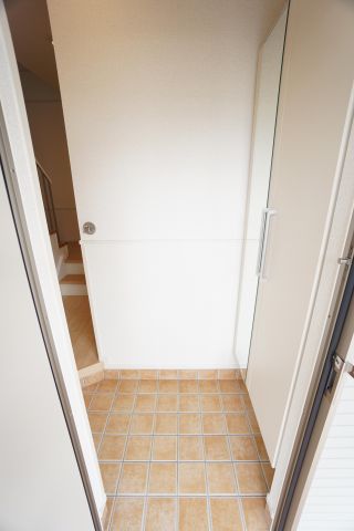 玄関　※同物件・反転タイプの写真です