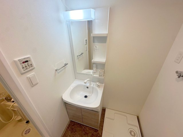 洗面設備　人気の独立洗面所にはうれしいシャンプードレッサーが付いてます