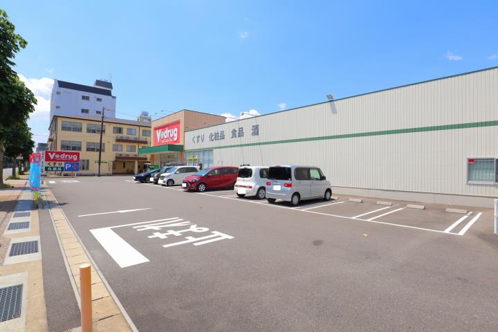 ドラックストア　Ｖ・ｄｒｕｇ敷島店（ドラッグストア）まで438m