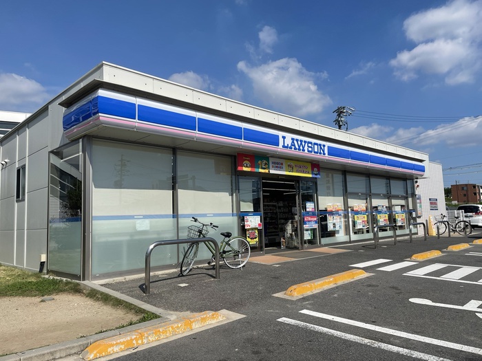 コンビニ　ローソン（コンビニ）まで817m