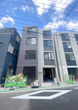 建物外観　2025年7月築　RC鉄筋コンクリート造地上4階建て総戸数1