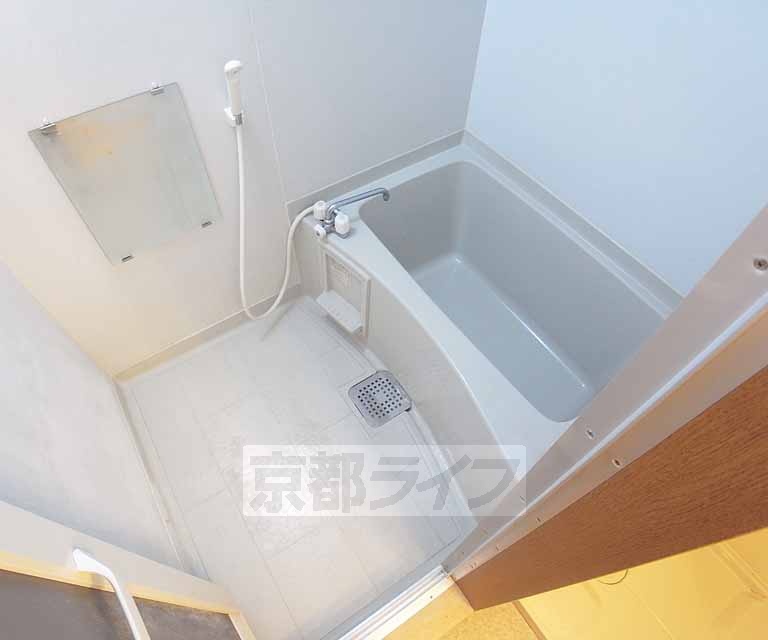 バス・シャワールーム　セパレートタイプのお風呂で疲れを癒しましょう。