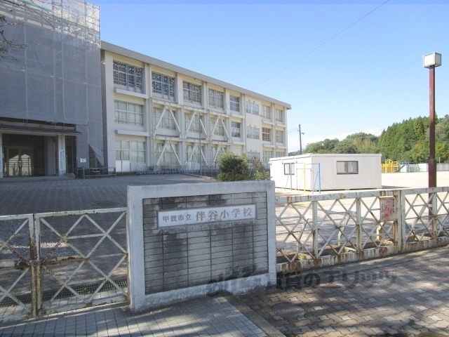 小学校　伴谷小学校（小学校）まで2300m