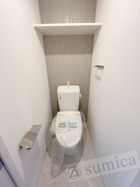トイレ　人気アイテムの温水洗浄便座。清潔感のあるトイレです。