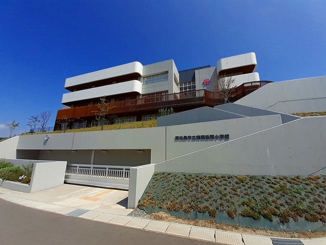 小学校　東松島市立鳴瀬桜華小学校（小学校）まで552m
