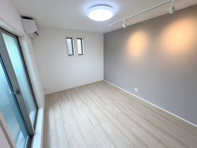 その他部屋・スペース　ゆとりのあるベッドルームで快適な睡眠をとってくださいね。