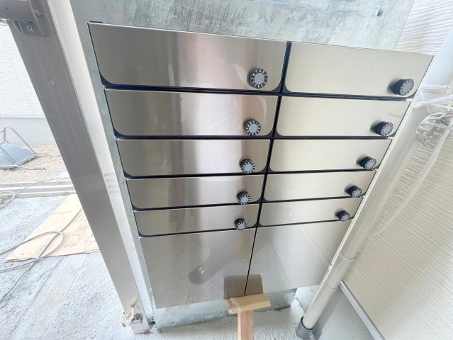 ロビー　ロビーにある各部屋毎のメールボックス。