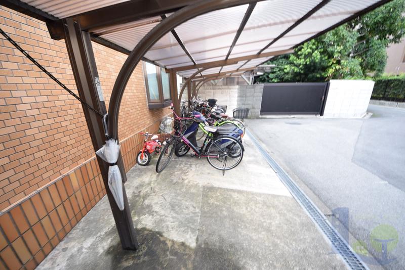 その他共有部分　屋根付きで雨の日も濡れない駐輪場