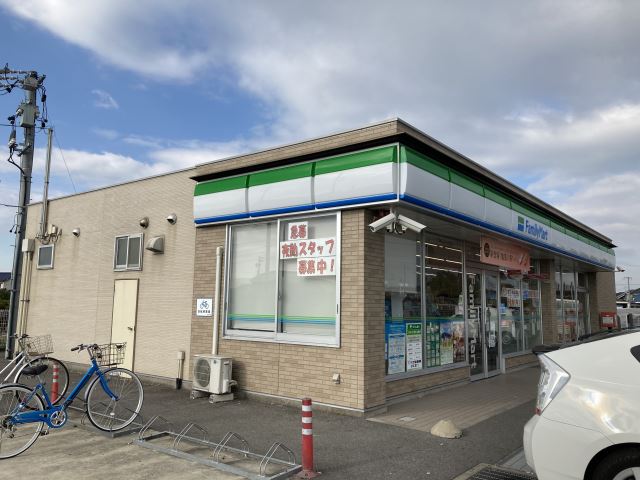 コンビニ　ファミリーマート（コンビニ）まで590m