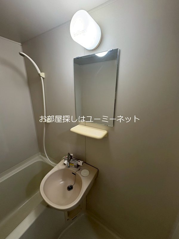 洗面設備　※205号室写真。現況と相違がある場合は現況を優先とします。