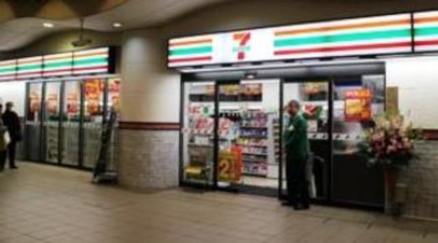 コンビニ　セブンイレブン小田急喜多見店（コンビニ）まで694m