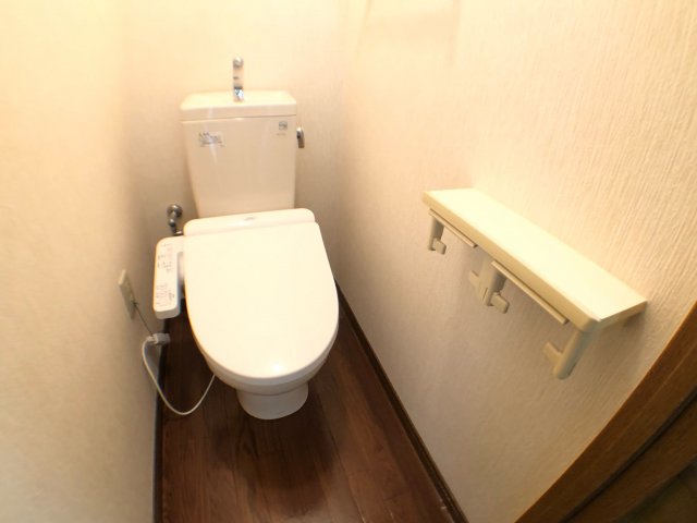 トイレ　温水洗浄便座付きのトイレです♪