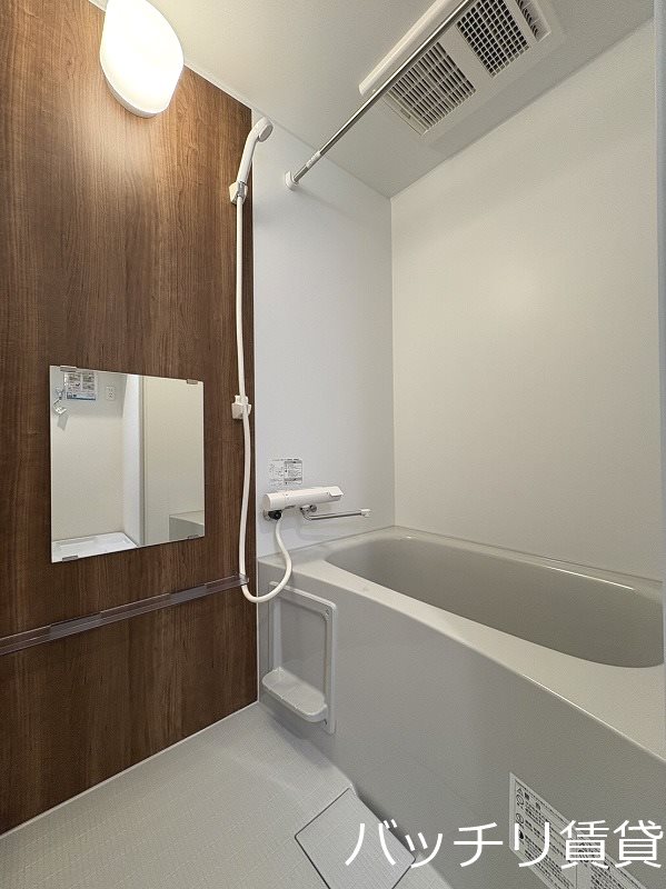 バス・シャワールーム　画像は別号室タイプの為、現状を優先致します。