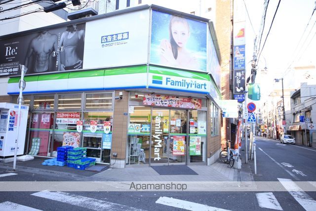 コンビニ　ファミリーマート（コンビニ）まで62m