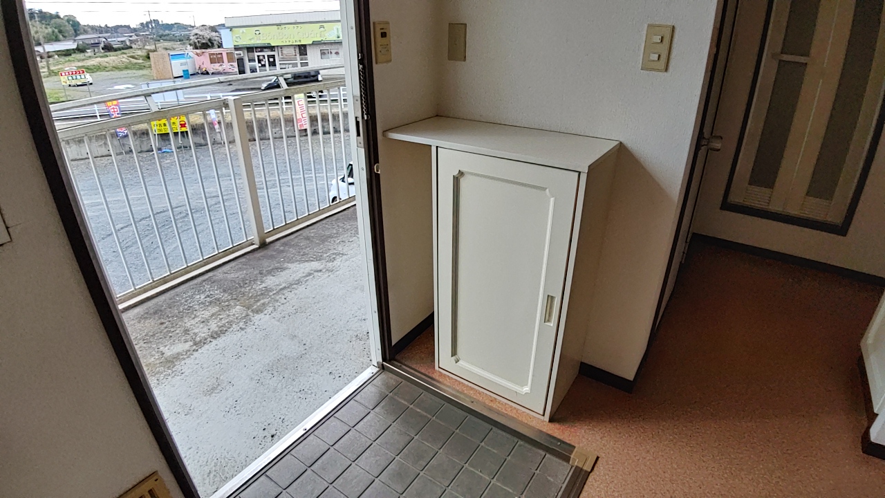 玄関　上に物が置けるシューズボックス付き