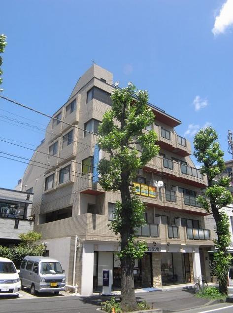 横浜市神奈川区泉町のマンションの建物外観