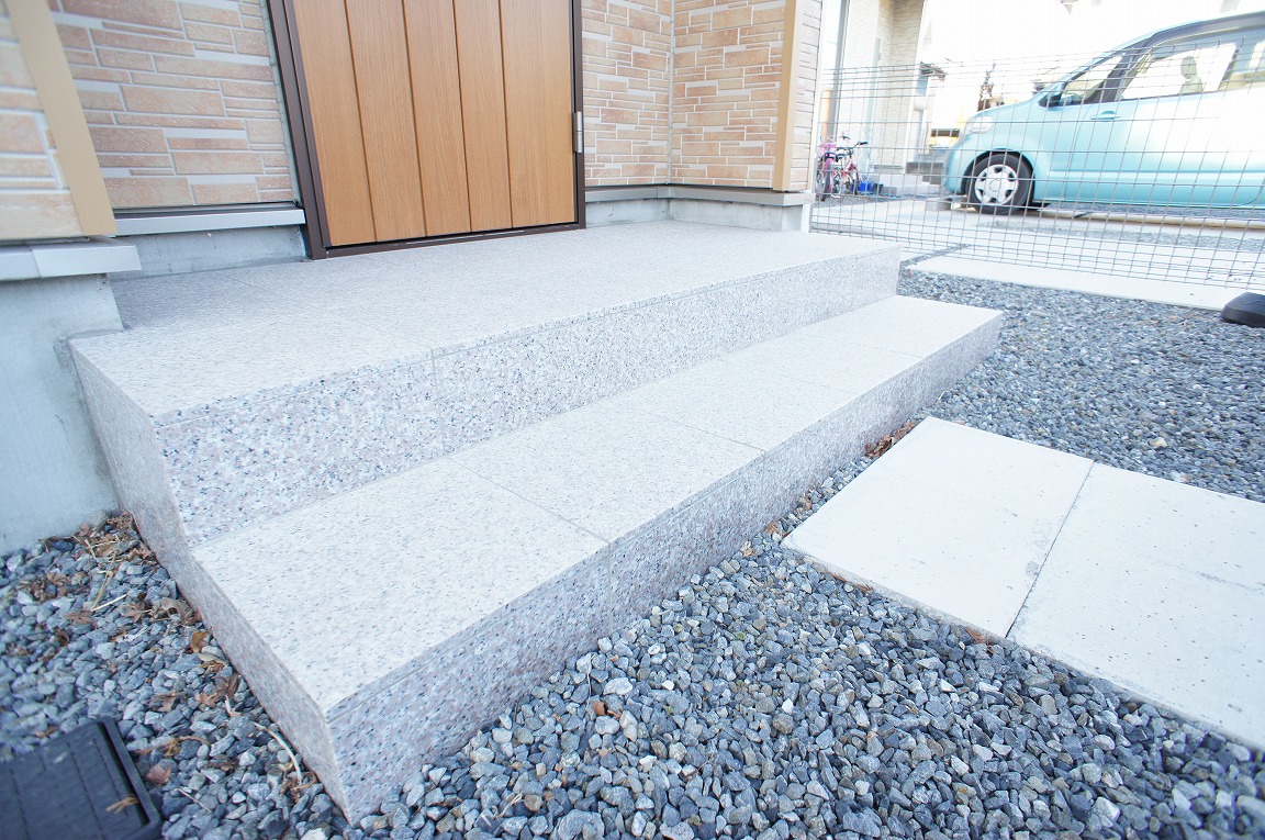 エントランス　周りに砂利を敷いています。お子様でも上がれる段差付けました☆