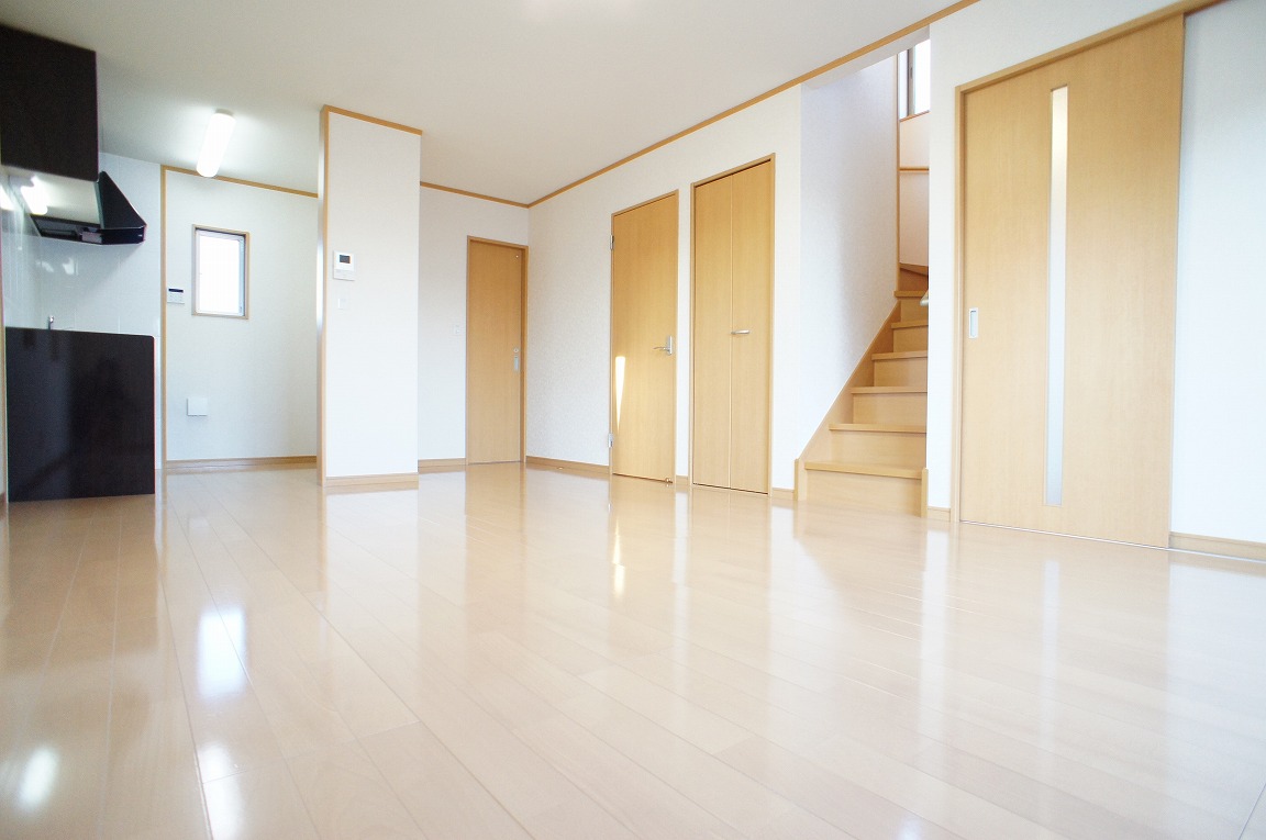 居室・リビング　リビングは広めで採光もあります♪