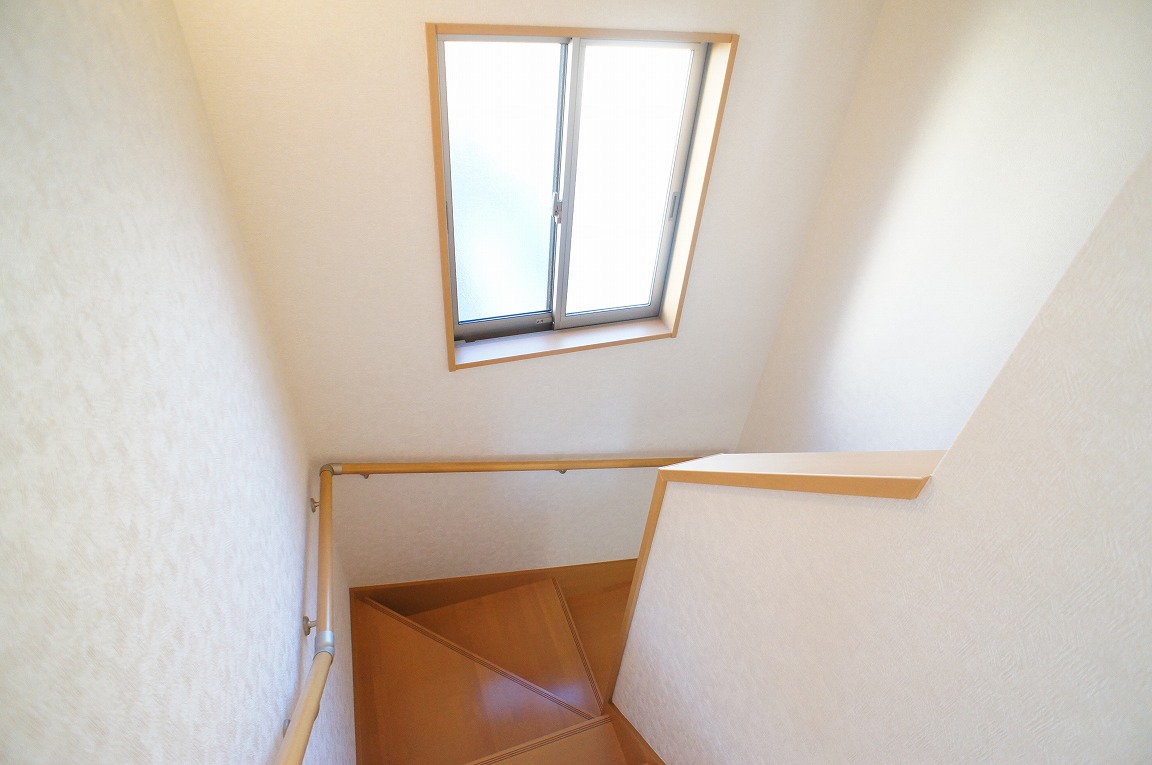 その他　階段部分に窓付で換気しやすいです。