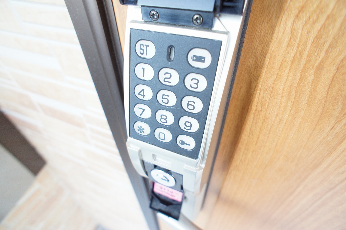 建物外観　電子キーですのでカギ要らずです♪自分で番号変更もできますよ。