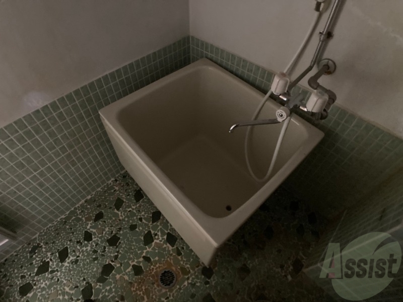 バス・シャワールーム　お風呂です。少し狭いですがシャワーするには十分ですね。