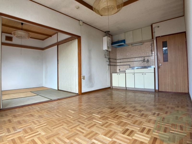 居室・リビング　リビングです。木目のフローリングが落ち着きますね