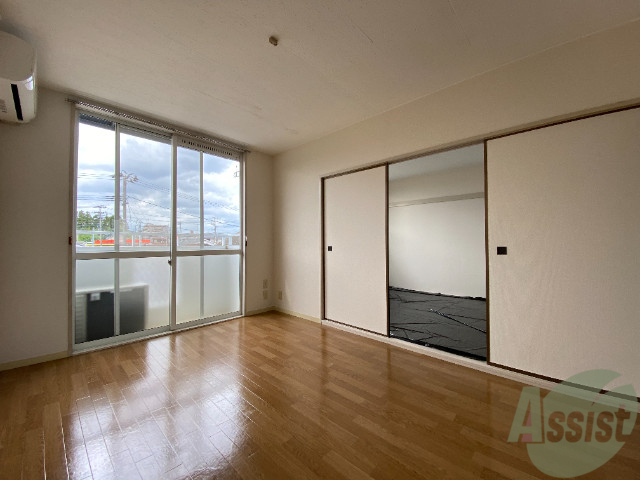 居室・リビング　６帖のリビングです。とても明るいお部屋ですね。