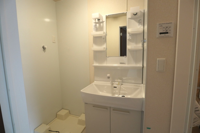 洗面設備　シャワー付き洗面化粧台